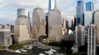 Dünya Ticaret Merkezi, New York, ABD ile Manhattan siluetinin çarpıcı havadan görünümü. Gökdelenler ve finans bölgesine ve Hudson Nehri ile panoramik manzarası