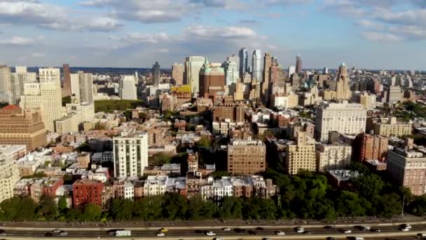 ブルックリンのダウンタウンの眺め ニューヨーク市 ブルックリンはニューヨークの つの自治区の最も人口の多いです ブルックリン ハイツの伝統的です — ストック動画