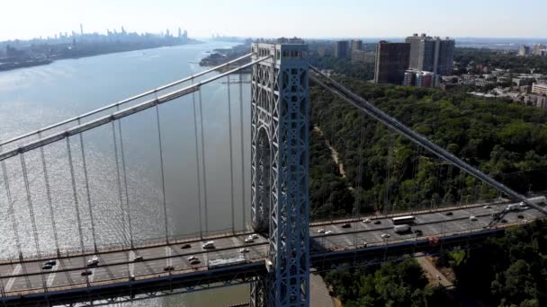 Vista Aérea Arquitectura Azul Puente Cables Coche Ciudad Paisaje Urbano — Vídeo de stock