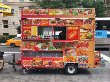 New York şehrinde gıda kamyon satıcıları. Sakinleri ve turistler için popüler Nyc gıda kamyon. Sosisli sandviç taze meyve suyu gıda. Manhattan'ın sokak gıda satıcıları. New York. Amerika Birleşik Devletleri. 10/03/2018