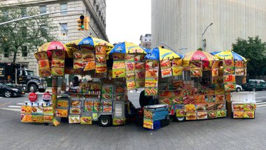 New York şehrinde gıda kamyon satıcıları. Sakinleri ve turistler için popüler Nyc gıda kamyon. Sosisli sandviç taze meyve suyu gıda. Manhattan'ın sokak gıda satıcıları. New York. Amerika Birleşik Devletleri. 10/03/2018
