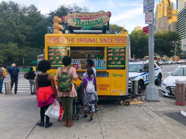 New York şehrinde gıda kamyon satıcıları. Sakinleri ve turistler için popüler Nyc gıda kamyon. Sosisli sandviç taze meyve suyu gıda. Manhattan'ın sokak gıda satıcıları. New York. Amerika Birleşik Devletleri. 10/03/2018