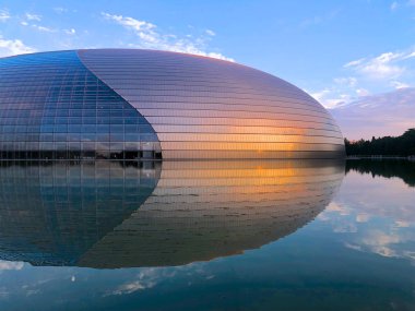 Gün batımı Panorama Ulusal Sahne Sanatları Merkezi Pekin (eski adıyla Pekin Ulusal büyük tiyatro) ile. Fütüristik tasarımı, Pekin, Çin'in en ünlü yerlerinden 08/22/2018