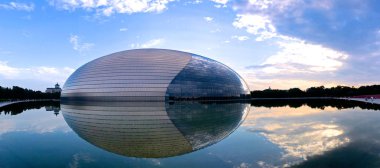 Gün batımı Panorama Ulusal Sahne Sanatları Merkezi Pekin (eski adıyla Pekin Ulusal büyük tiyatro) ile. Fütüristik tasarımı, Pekin, Çin'in en ünlü yerlerinden 08/22/2018
