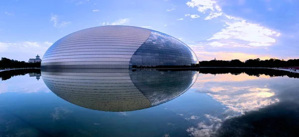 日落全景与国家表演艺术中心在北京 原北京国家大剧院 未来主义设计 北京最著名的地标之一 2018 — 图库照片