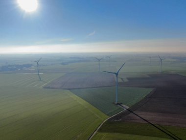 Atış, analog görüntü stili bir güzel mavi kış günü - enerji üretimi ile temiz ve yenilenebilir enerji - Hava Rüzgar türbinleri ve tarım alanlarının havadan görünümü
