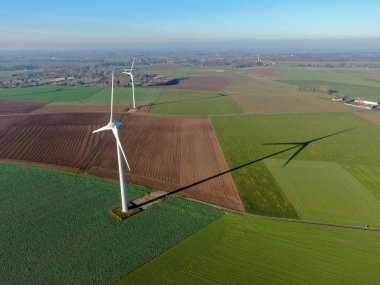 Atış, analog görüntü stili bir güzel mavi kış günü - enerji üretimi ile temiz ve yenilenebilir enerji - Hava Rüzgar türbinleri ve tarım alanlarının havadan görünümü