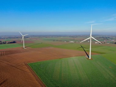 Atış, analog görüntü stili bir güzel mavi kış günü - enerji üretimi ile temiz ve yenilenebilir enerji - Hava Rüzgar türbinleri ve tarım alanlarının havadan görünümü