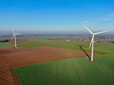 Atış, analog görüntü stili bir güzel mavi kış günü - enerji üretimi ile temiz ve yenilenebilir enerji - Hava Rüzgar türbinleri ve tarım alanlarının havadan görünümü