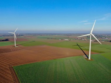 Atış, analog görüntü stili bir güzel mavi kış günü - enerji üretimi ile temiz ve yenilenebilir enerji - Hava Rüzgar türbinleri ve tarım alanlarının havadan görünümü