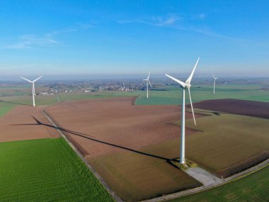 Atış, analog görüntü stili bir güzel mavi kış günü - enerji üretimi ile temiz ve yenilenebilir enerji - Hava Rüzgar türbinleri ve tarım alanlarının havadan görünümü