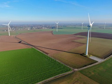 Atış, analog görüntü stili bir güzel mavi kış günü - enerji üretimi ile temiz ve yenilenebilir enerji - Hava Rüzgar türbinleri ve tarım alanlarının havadan görünümü