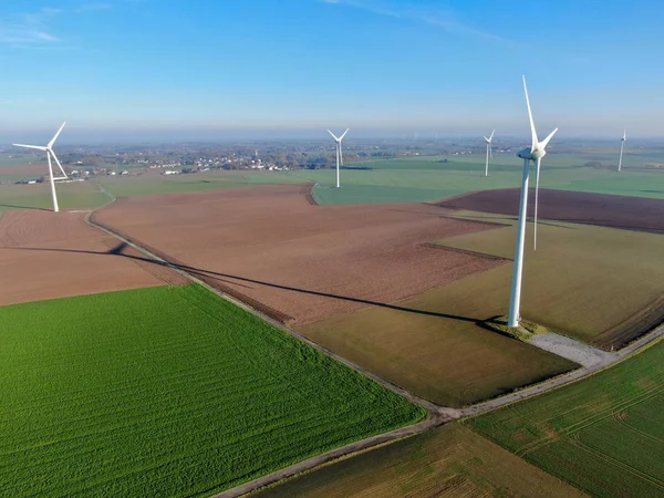 Flygfoto Över Vindkraftverk Och Åkrar Vacker Blå Vinterdag Energiproduktion Med — Stockfoto