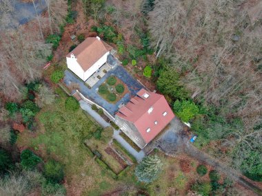 Valonya, Belçika, kış sezonunda ormanıyla çevrili bahçe ile lüks Villa zengin kırsal alanının havadan görünümü.