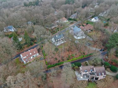 Valonya, Belçika, kış sezonunda ormanıyla çevrili bahçe ile lüks Villa zengin kırsal alanının havadan görünümü.