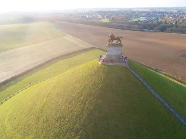 Çiftliği olan aslan höyüğün hava görünümünü arazi çevresinde. Büyük Butte Du Lion öldüğü yerde Napolyon Waterloo savaş. Belçika. 