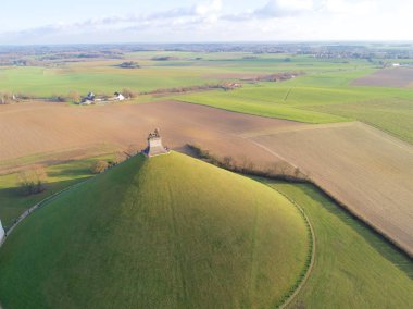 Çiftliği olan aslan höyüğün hava görünümünü arazi çevresinde. Büyük Butte Du Lion öldüğü yerde Napolyon Waterloo savaş. Belçika. 