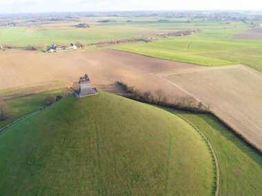 Çiftliği olan aslan höyüğün hava görünümünü arazi çevresinde. Büyük Butte Du Lion öldüğü yerde Napolyon Waterloo savaş. Belçika. 
