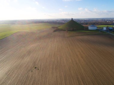 Çiftliği olan aslan höyüğün hava görünümünü arazi çevresinde. Büyük Butte Du Lion öldüğü yerde Napolyon Waterloo savaş. Belçika. 