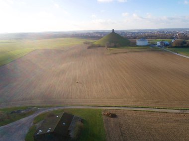 Çiftliği olan aslan höyüğün hava görünümünü arazi çevresinde. Büyük Butte Du Lion öldüğü yerde Napolyon Waterloo savaş. Belçika. 