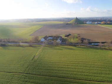 Çiftliği olan aslan höyüğün hava görünümünü arazi çevresinde. Büyük Butte Du Lion öldüğü yerde Napolyon Waterloo savaş. Belçika. 