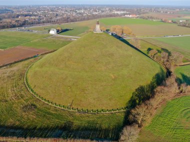 Çiftliği olan aslan höyüğün hava görünümünü arazi çevresinde. Büyük Butte Du Lion öldüğü yerde Napolyon Waterloo savaş. Belçika. 