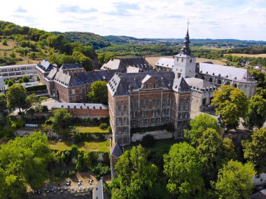 Yaz günü, Belçika hava görünümünü Floreffe Abbey. Eski abbey ünlü Floreffe bira nerede gösterdiler. Üstten görünüm yeşil vadi güzel abbey ile.