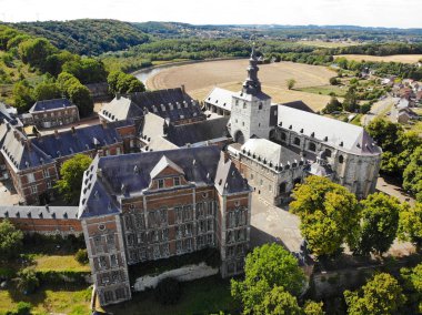 Yaz günü, Belçika hava görünümünü Floreffe Abbey. Eski abbey ünlü Floreffe bira nerede gösterdiler. Üstten görünüm yeşil vadi güzel abbey ile.