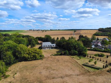 Havadan görünümü çiftlik alanın villalar ile Vadisi'nde. Yaz Kuru sezonunda büyük tarım arazileri.