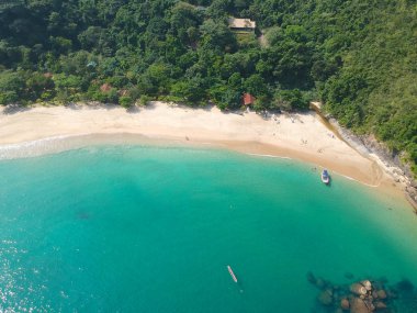 İnanılmaz bir beyaz kumlu plaj tropikal ülkede turkuaz su ile hava görünümünü. Kumlu tropikal Beach şaşırtıcı üstten görünüm. tatil beldesi. Kristal berraklığında su ile palmiye ve tropikal plaj. Brezilya