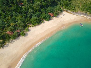 İnanılmaz bir beyaz kumlu plaj tropikal ülkede turkuaz su ile hava görünümünü. Kumlu tropikal Beach şaşırtıcı üstten görünüm. tatil beldesi. Kristal berraklığında su ile palmiye ve tropikal plaj. Brezilya