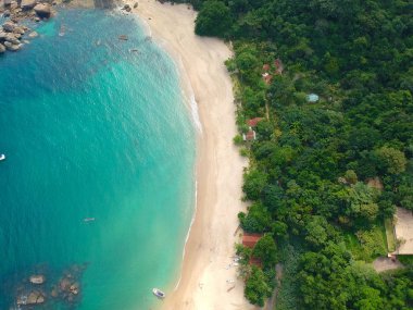 İnanılmaz bir beyaz kumlu plaj tropikal ülkede turkuaz su ile hava görünümünü. Kumlu tropikal Beach şaşırtıcı üstten görünüm. tatil beldesi. Kristal berraklığında su ile palmiye ve tropikal plaj.