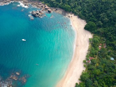 İnanılmaz bir beyaz kumlu plaj tropikal ülkede turkuaz su ile hava görünümünü. Kumlu tropikal Beach şaşırtıcı üstten görünüm. tatil beldesi. Kristal berraklığında su ile palmiye ve tropikal plaj.