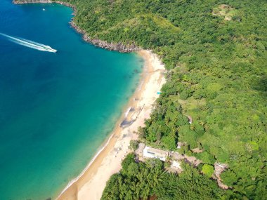 İnanılmaz bir beyaz kumlu plaj tropikal ülkede turkuaz su ile hava görünümünü. Kumlu tropikal Beach şaşırtıcı üstten görünüm. tatil beldesi. Kristal berraklığında su ile palmiye ve tropikal plaj.
