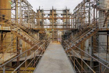 Eski fabrika metal yapılar. Eski ile endüstriyel tesis paslı boruları ve su soğutma soğutma kulesi. Beijing, Çin.