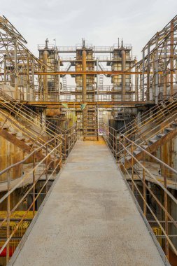 Eski fabrika metal yapılar. Eski ile endüstriyel tesis paslı boruları ve su soğutma soğutma kulesi. Beijing, Çin.