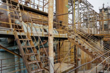 Eski fabrika metal yapılar. Eski ile endüstriyel tesis paslı boruları ve su soğutma soğutma kulesi. Beijing, Çin.