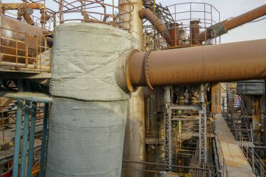 Eski fabrika metal yapılar. Eski ile endüstriyel tesis paslı boruları ve su soğutma soğutma kulesi. Beijing, Çin.