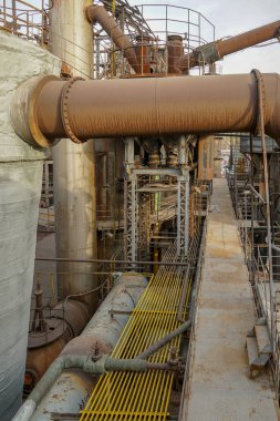 Eski fabrika metal yapılar. Eski ile endüstriyel tesis paslı boruları ve su soğutma soğutma kulesi. Beijing, Çin.