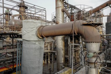 Eski fabrika metal yapılar. Eski ile endüstriyel tesis paslı boruları ve su soğutma soğutma kulesi. Beijing, Çin.