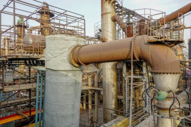 Eski fabrika metal yapılar. Eski ile endüstriyel tesis paslı boruları ve su soğutma soğutma kulesi. Beijing, Çin.