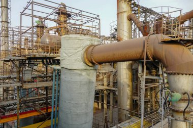 Eski fabrika metal yapılar. Eski ile endüstriyel tesis paslı boruları ve su soğutma soğutma kulesi. Beijing, Çin.