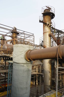 Eski fabrika metal yapılar. Eski ile endüstriyel tesis paslı boruları ve su soğutma soğutma kulesi. Beijing, Çin.