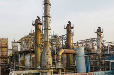 Eski fabrika metal yapılar. Eski ile endüstriyel tesis paslı boruları ve su soğutma soğutma kulesi. Beijing, Çin.