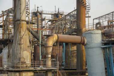 Eski fabrika metal yapılar. Eski ile endüstriyel tesis paslı boruları ve su soğutma soğutma kulesi. Beijing, Çin.