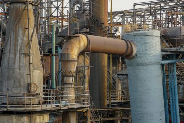 Eski fabrika metal yapılar. Eski ile endüstriyel tesis paslı boruları ve su soğutma soğutma kulesi. Beijing, Çin.