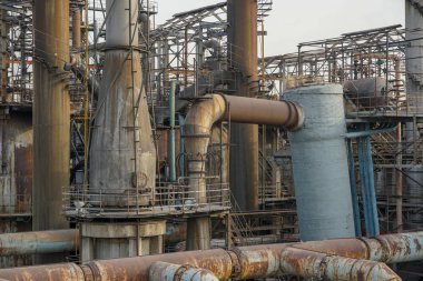 Eski fabrika metal yapılar. Eski ile endüstriyel tesis paslı boruları ve su soğutma soğutma kulesi. Beijing, Çin.