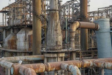 Eski fabrika metal yapılar. Eski ile endüstriyel tesis paslı boruları ve su soğutma soğutma kulesi. Beijing, Çin.