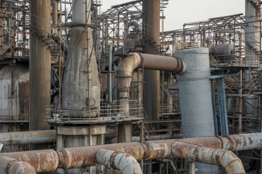 Eski fabrika metal yapılar. Eski ile endüstriyel tesis paslı boruları ve su soğutma soğutma kulesi. Beijing, Çin.