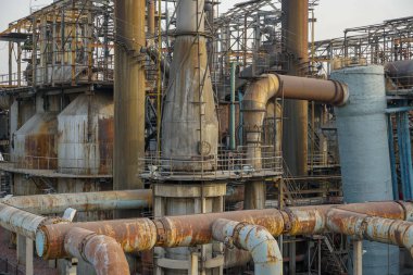 Eski fabrika metal yapılar. Eski ile endüstriyel tesis paslı boruları ve su soğutma soğutma kulesi. Beijing, Çin.